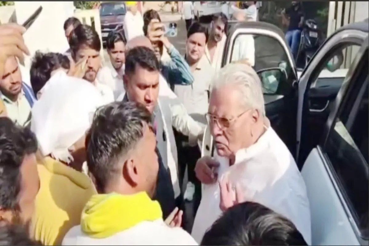 BJP विधायक ने युवक से पूछा ‘मैं गधा हूं क्या?’, युवक ने दिया ऐसा जवाब, VIDEO वायरल