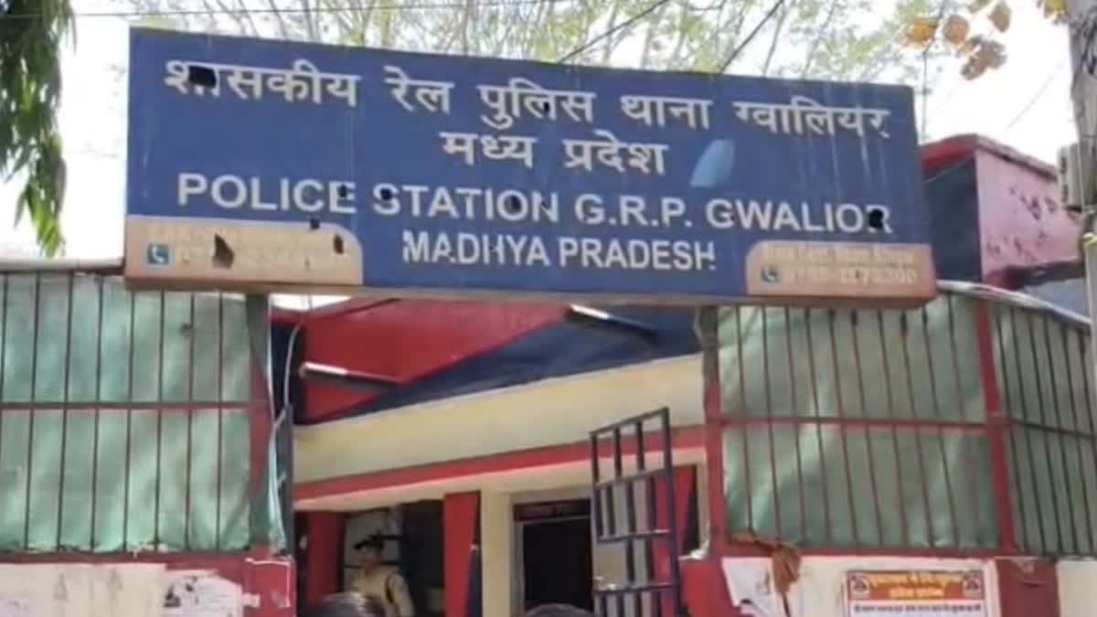 गर्लफ्रेंड के शौक के लिए ट्रेनों से चोरी, ग्वालियर में युवक गिरफ्तार