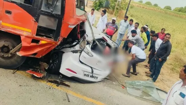माजलगांव में एसटी बस से कार टकराई, 5 श्रद्धालुओं की दर्दनाक मौत
