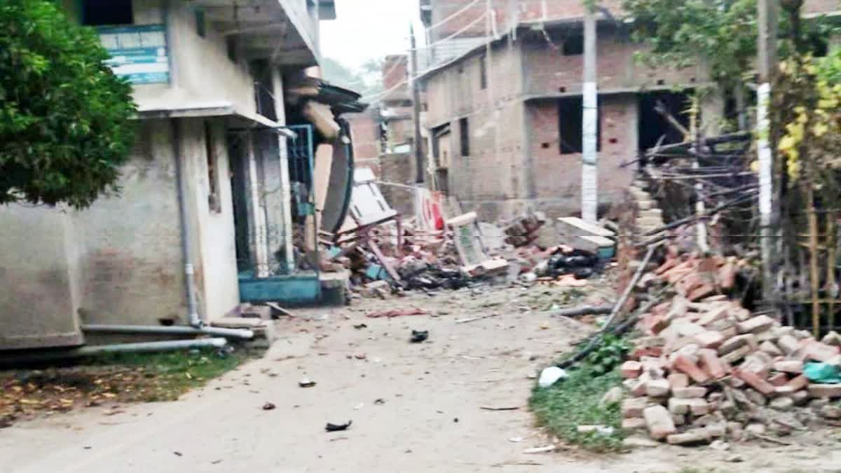 सीवान के अलमापुर में पटाखा बनाने के दौरान धमाका, पति-पत्नी और बेटी की मौत