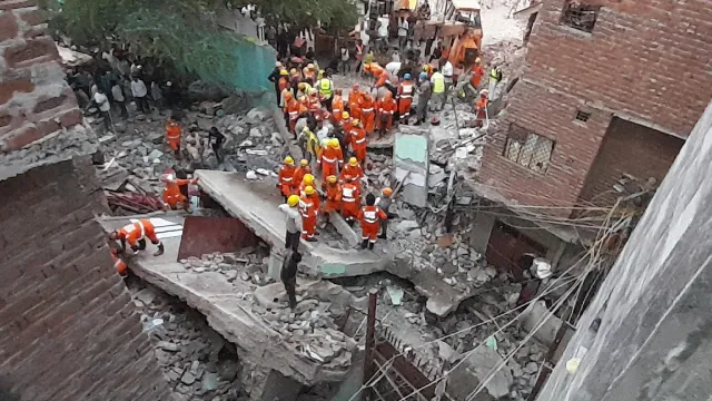 दिल्ली के हर्ष विहार में भरभराकर गिरा मकान, फंसे हुए लोगों को निकालने का काम जारी
