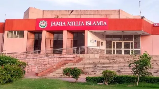 जामिया में छात्रों और गार्ड्स के बीच झड़प, कक्षाएं अब ऑनलाइन होंगी