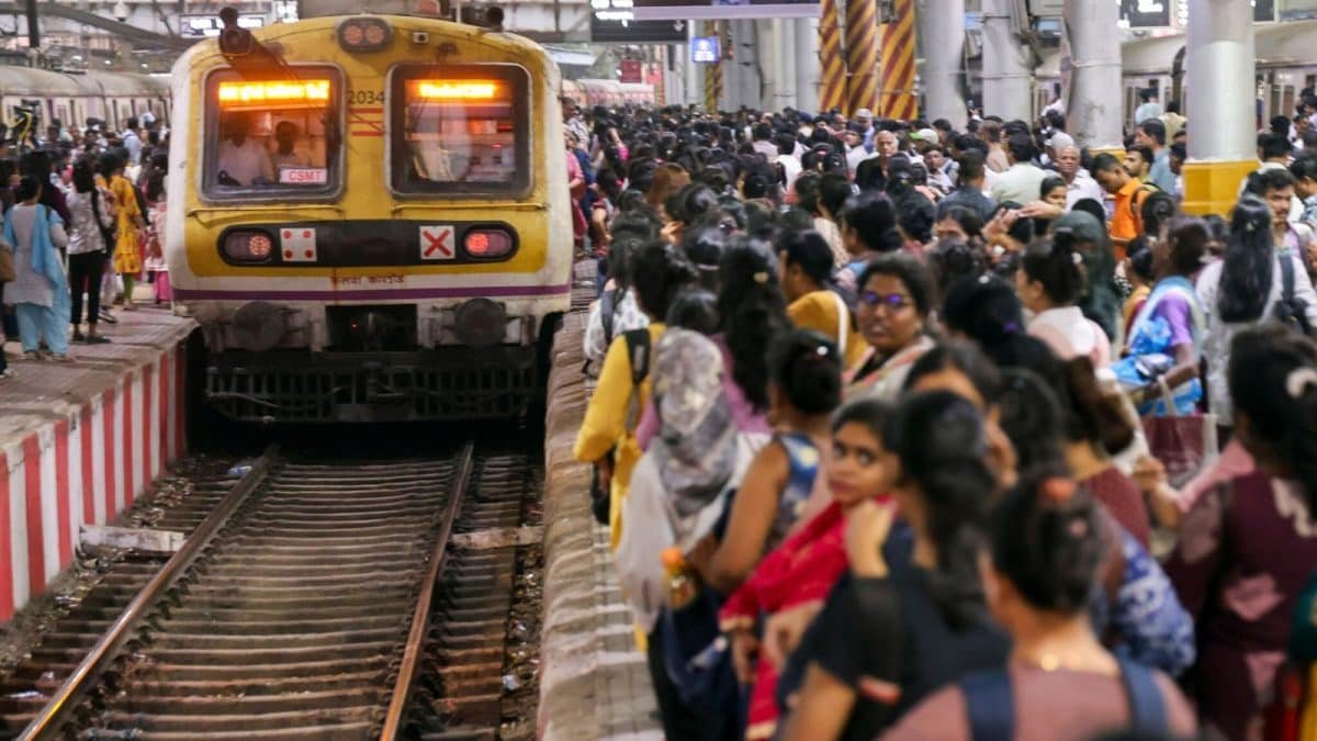 मुंबई लोकल ट्रेन सेवा तकनीकी खराबी से ठप, पटरियों पर उतरे यात्री, 3 की मौत
