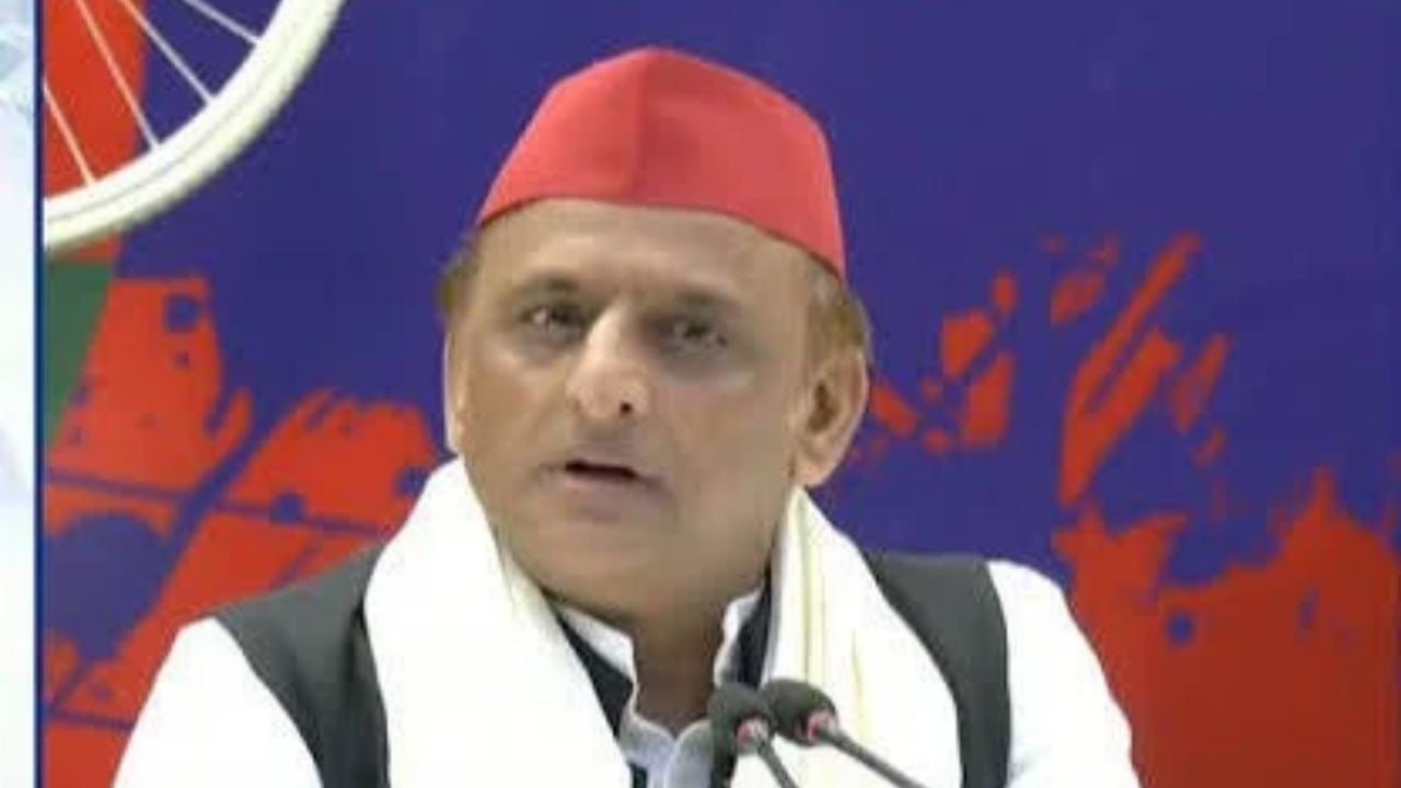 लखनऊ में अखिलेश यादव बोले- अधिकारी राजनीतिक कार्यकर्ता न बनें, वरना जेल जाएंगे