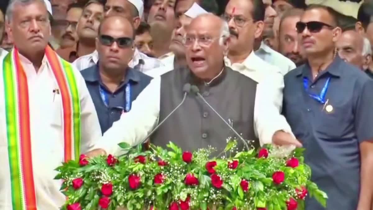 पीएम मोदी के पिता पर अपमानजनक टिप्पणी को लेकर खरगे के खिलाफ पुलिस में शिकायत