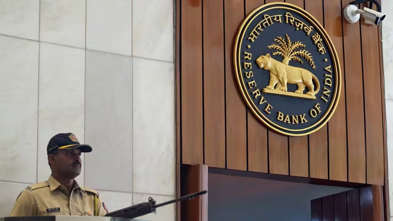 रुपया डॉलर के मुकाबले 8वें दिन भी मजबूत, Jio IPO और RBI की रणनीति का असर