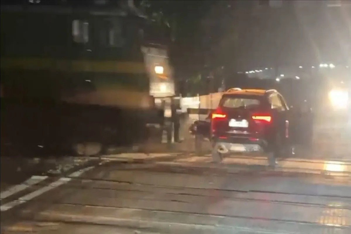 रतलाम में ट्रेन और कार की जोरदार टक्कर, बंद फाटक के बीच कार फंसी