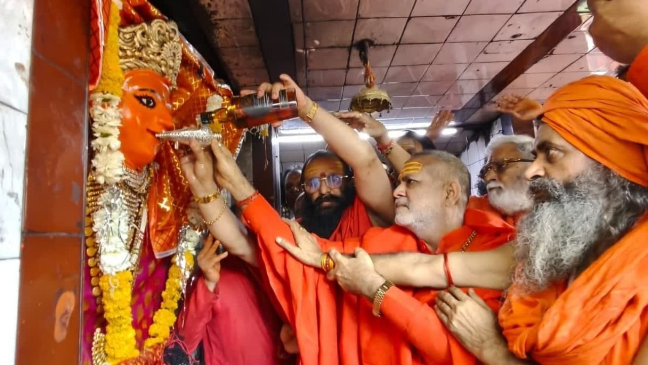 महाअष्टमी पर उज्जैन में नगर पूजा, कलेक्टर ने माता को मदिरा का भोग लगाया